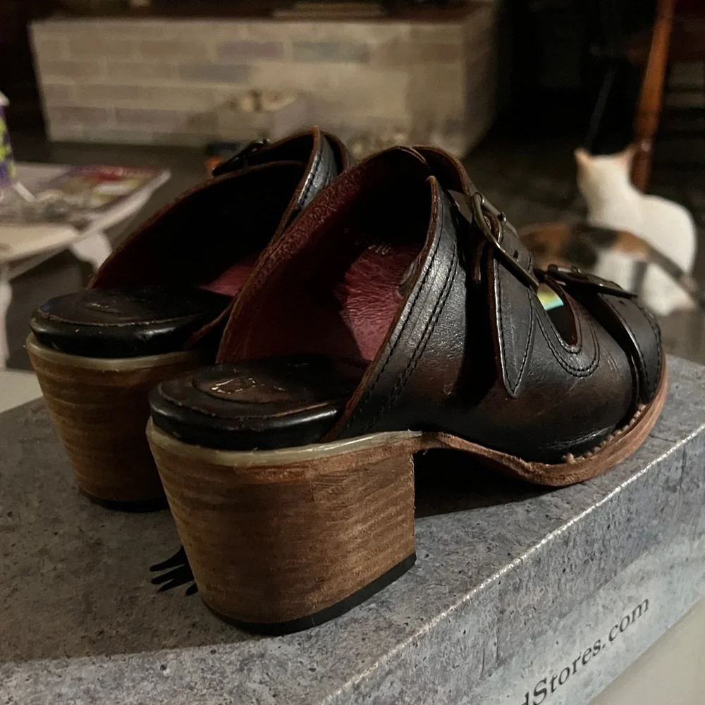 Freebird Women’s Dark Leather Sandal - Picture 2 of 9